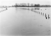 842878 Gezicht over een overstroomde weg en overstroomde landerijen bij het Valleikanaal tussen de stuw Pothbrug te ...